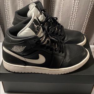 Jordan 1 Mid Black & White